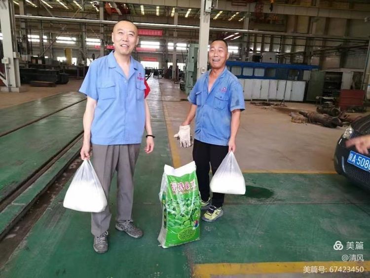 华体会官方入口(中国)有限公司工会给一线车间职工送清凉